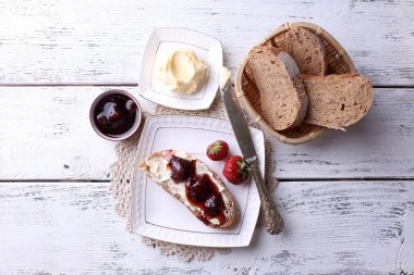 Tereyağlı ve çilekli tost.