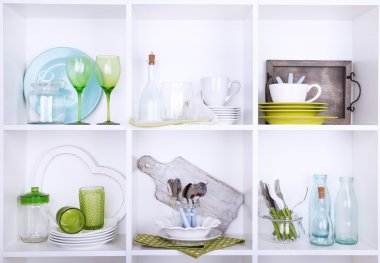 Raflarda sofra ve mutfak eşyaları