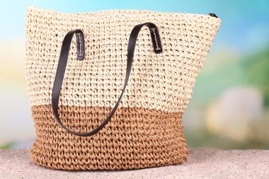 Kum üstünde yaz hasır çanta