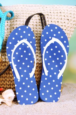 hasır çanta aksesuarları üzerinde kum, doğa zemin üzerine yaz