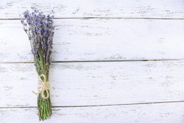 Ahşap arka planda lavanta çiçekleri