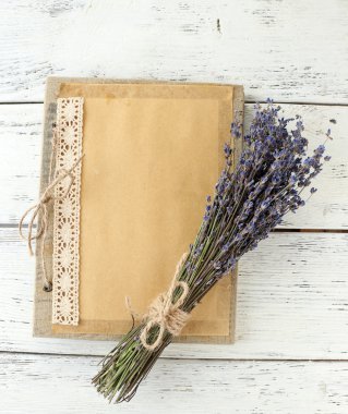 Lavanta çiçekleri ve eski fotoğraf albümü