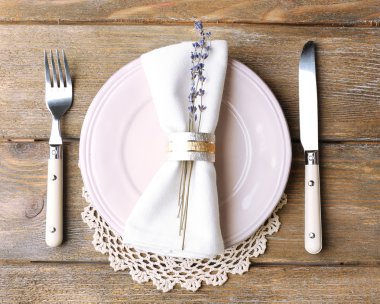 ahşap masa arka plan üzerinde lavanta çiçekleri ile yemek masası ayarı