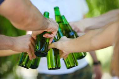 Bira şişesi holding eller yakın çekim