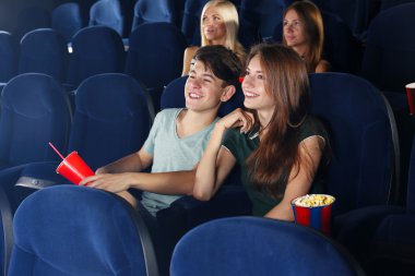 Gençler sinemada film izliyor