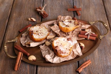 şurubu ile pişmiş armut