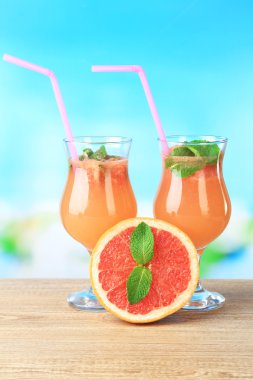 Greyfurt parlak zemin üzerine kokteyl saman kokteyli