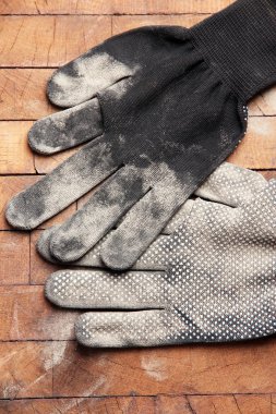 Kirli kumaş eldiven kullandı