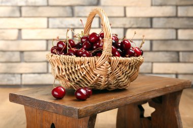 Sepette taze kirazlar