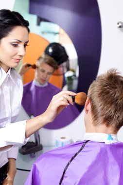 Güzellik salonunda genç adam