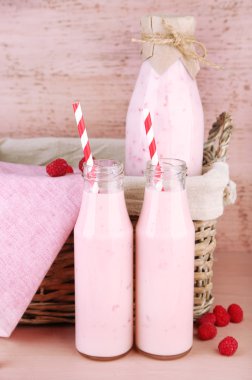 Lezzetli ahududu güler yüzlü içecekler şişe