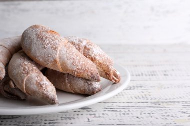 Pudra şekeri ile simit