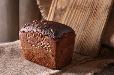 Tahta masada taze ekmek.