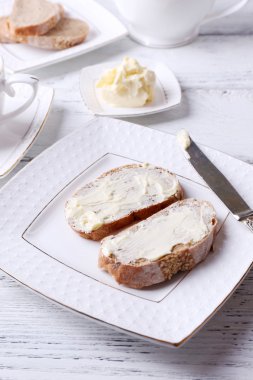 Ekmek ve ev yapımı tereyağı