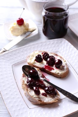Kiraz reçeli ve ev yapımı tereyağı ile ekmek