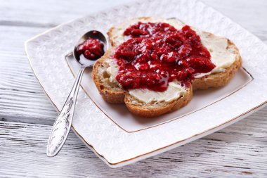 Ev yapımı tereyağı ve Ahududu reçeli tost