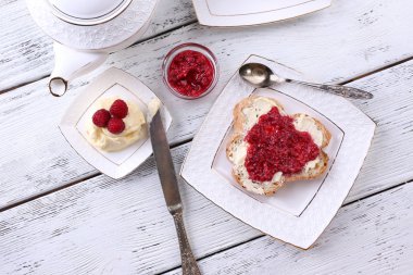 Ev yapımı tereyağı ve Ahududu reçeli tost