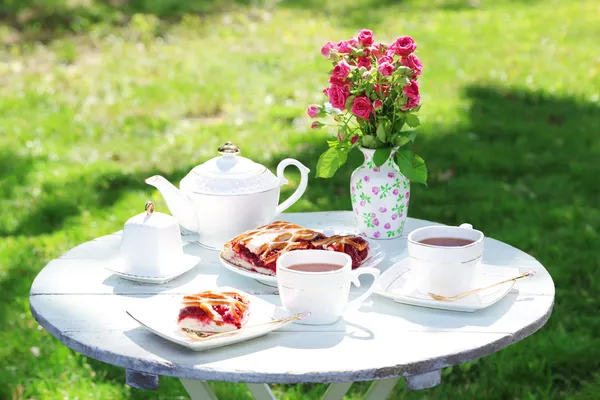 Mesa con tazas de té y tarta — Foto de Stock