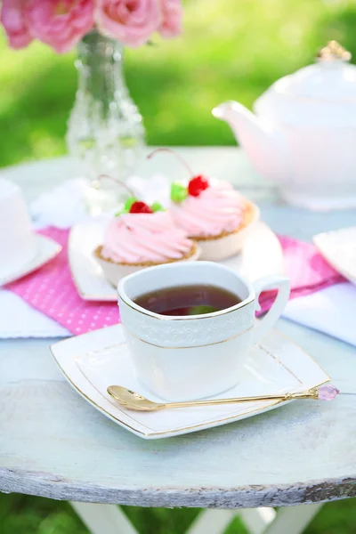 Tazas de té y pasteles — Foto de Stock