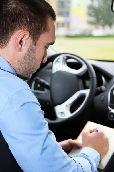 Mann fährt Auto — Stockfoto