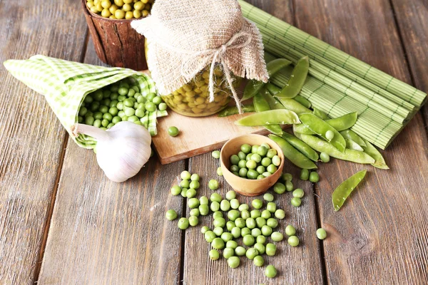 Fresh and canned peas — Stock Photo, Image