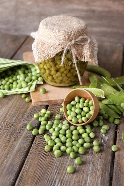 Fresh and canned peas — Stock Photo, Image