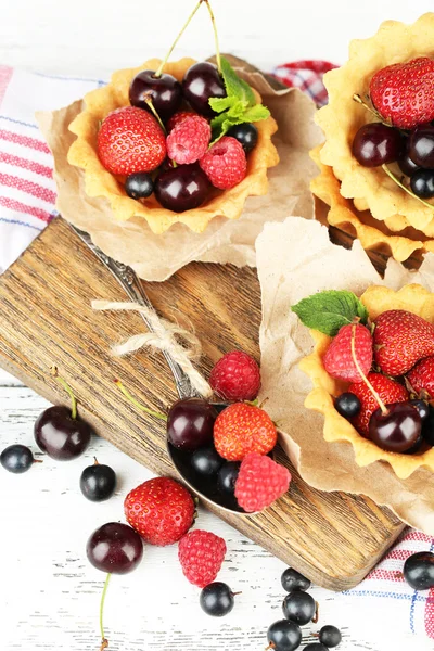 Tartlets med bär — Stockfoto