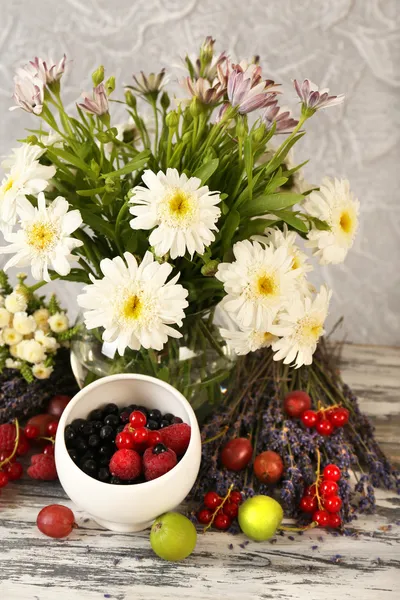 Bloemen en vruchten — Stockfoto