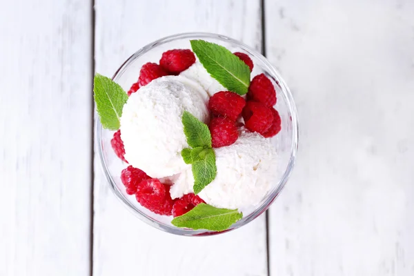 Eis mit Himbeeren — Stockfoto