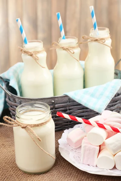 Melk met papier rietjes — Stockfoto