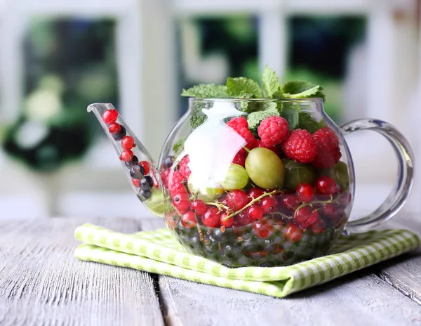 딸기와 민트 잎 — 스톡 사진