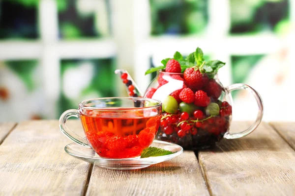 Früchtetee mit Beeren — Stockfoto