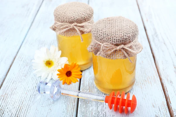 Honey and flowers — Stock Photo, Image