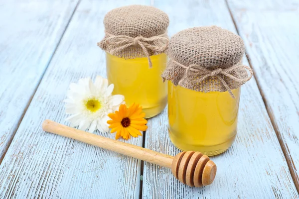 Свіжий мед і квіти — стокове фото