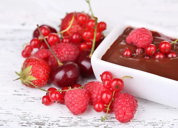 Beeren und flüssige Schokolade — Stockfoto