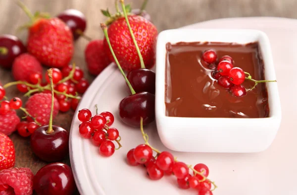 Ягоди та рідкий шоколад — стокове фото