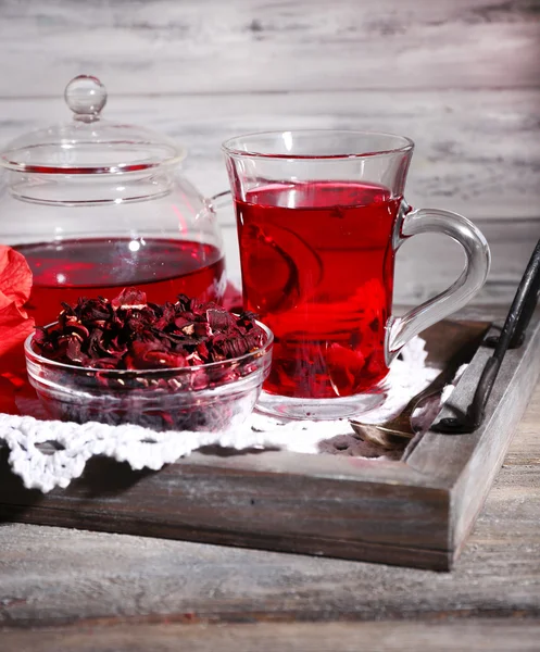 Hibiscus tea in glass teapot — Stock Photo, Image