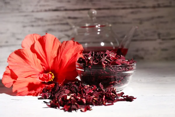 Hibiskus te i glas tekanna och blomma — Stockfoto
