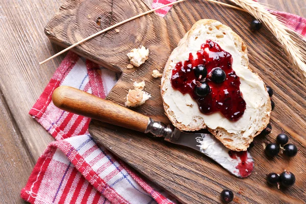 Toast with butter and blackcurrant jam — Stock Photo, Image