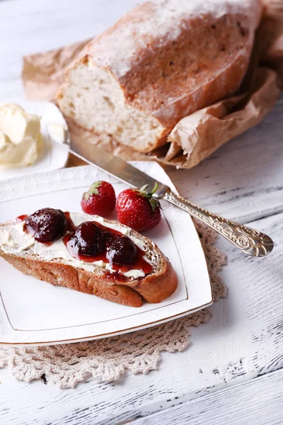 Toast with butter and strawberry jam — Stock Photo, Image