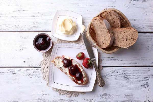 Přípitek s máslem a jahodovou marmeládou — Stock fotografie