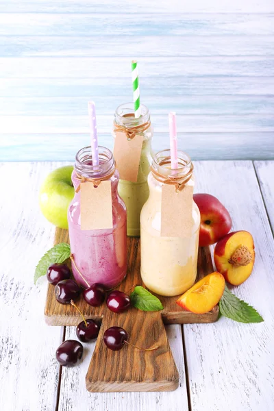 Garrafas de delicioso smoothie — Fotografia de Stock