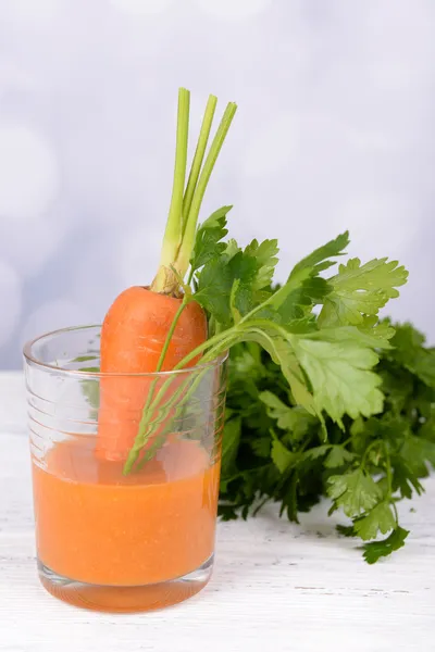 Glas Karottensaft mit frischen Karotten und Petersilie — Stockfoto