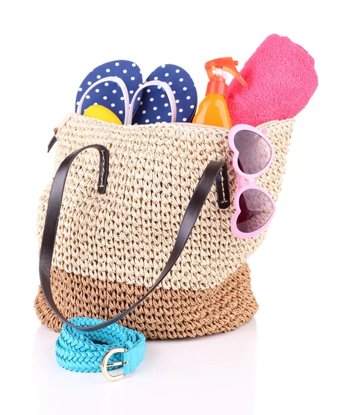 Летняя плетеная сумка с аксессуарами — стоковое фото