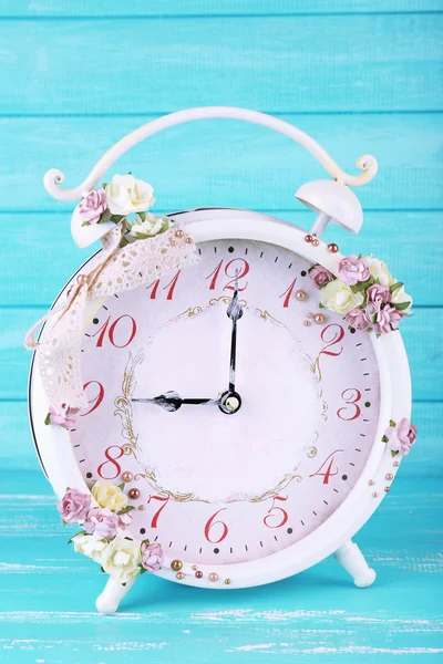 Vintage alarm clock with flowers — Stock Photo, Image