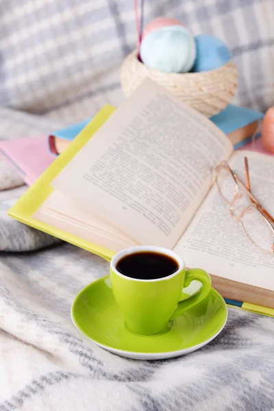 Tasse de café et de fil pour tricoter — Photo