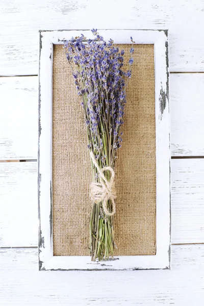 Lavendel bloemen en een houten frame — Stockfoto