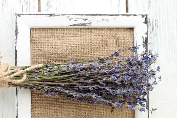 Flores de lavanda y marco de madera — Foto de Stock