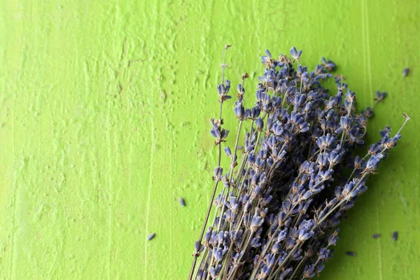Lavendel blommor på färg trä bakgrund — Stockfoto