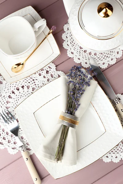Matbord inställningen med lavendel blommor på träbord bakgrund — Stockfoto